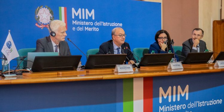 Giuseppe Valditara e Andreas Schleicher alla presentazione del rapporto OCSE Education at a Glance 2026.