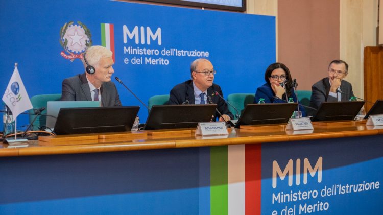 Giuseppe Valditara e Andreas Schleicher alla presentazione del rapporto OCSE Education at a Glance 2026.