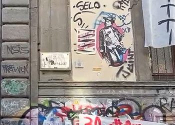 Striscione di protesta davanti a Palazzo Giusso, sede dell’Università L’Orientale di Napoli.