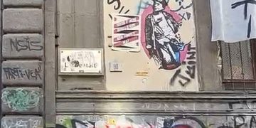 Striscione di protesta davanti a Palazzo Giusso, sede dell’Università L’Orientale di Napoli.