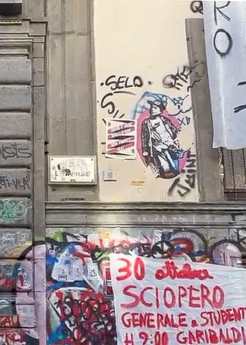 Striscione di protesta davanti a Palazzo Giusso, sede dell’Università L’Orientale di Napoli.