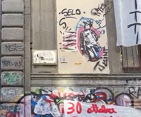 Striscione di protesta davanti a Palazzo Giusso, sede dell’Università L’Orientale di Napoli.