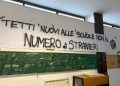 striscione alla scuola Morgagni di Roma che raffigura la scritta: Tetti nuovi alle scuole No al numero di stranieri