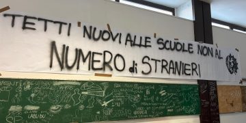 striscione alla scuola Morgagni di Roma che raffigura la scritta: Tetti nuovi alle scuole No al numero di stranieri