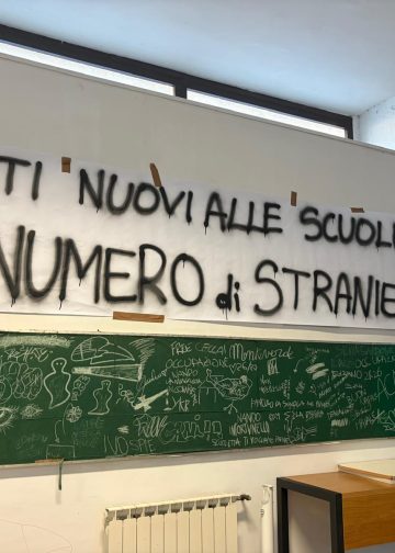 striscione alla scuola Morgagni di Roma che raffigura la scritta: Tetti nuovi alle scuole No al numero di stranieri