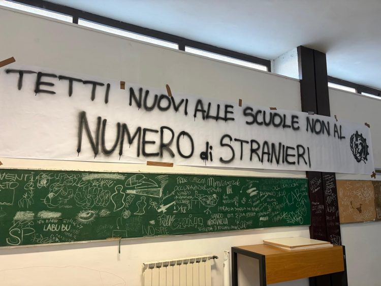 striscione alla scuola Morgagni di Roma che raffigura la scritta: Tetti nuovi alle scuole No al numero di stranieri