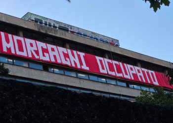 striscione davanti alla scuola Morgagni di Roma occupato
