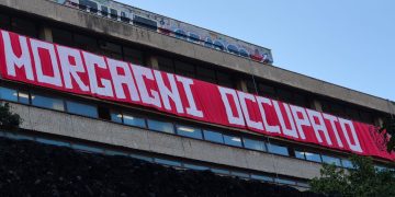 striscione davanti alla scuola Morgagni di Roma occupato