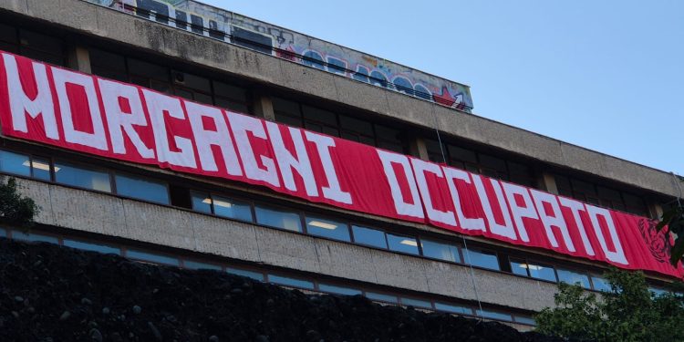 striscione davanti alla scuola Morgagni di Roma occupato