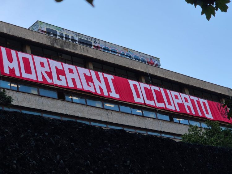 striscione davanti alla scuola Morgagni di Roma occupato