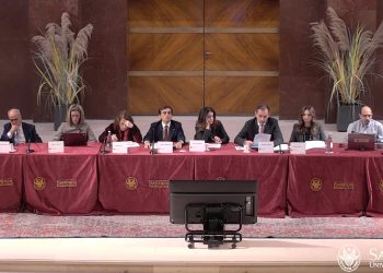 il tavolo della commissione elettorale in Sapienza durante lo scrutinio