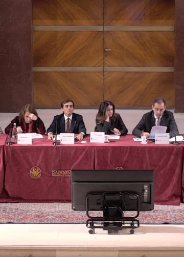 il tavolo della commissione elettorale in Sapienza durante lo scrutinio