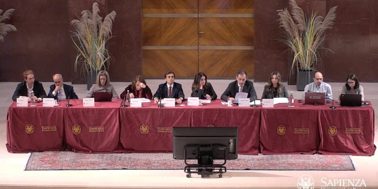 il tavolo della commissione elettorale in Sapienza durante lo scrutinio