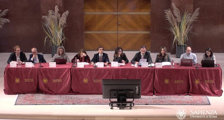 il tavolo della commissione elettorale in Sapienza durante lo scrutinio