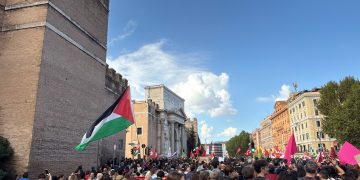 Corteo a Roma per lo sciopero del 30 ottobre 2026, con manifestanti e bandiere palestinesi e sindacali.