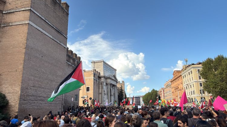 Corteo a Roma per lo sciopero del 30 ottobre 2026, con manifestanti e bandiere palestinesi e sindacali.