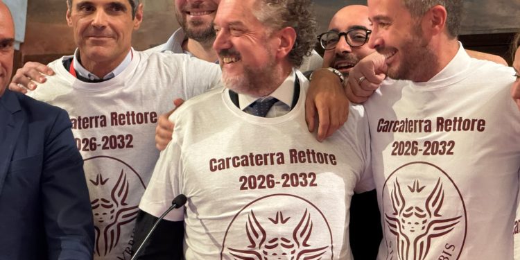 Antonio Carcaterra insieme ai sostenitori con le magliette celebrative dell’elezione a rettore della Sapienza.