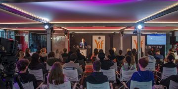 aula piena di ragazzi allo Young International Forum