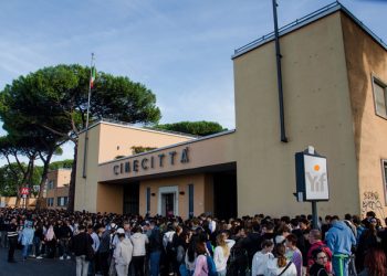 ragazzi fuori Cinecittà numerosi in attesa di entrare allo Young International Forum