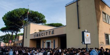 ragazzi fuori Cinecittà numerosi in attesa di entrare allo Young International Forum