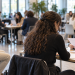 Giovane candidata durante un colloquio di lavoro con una recruiter