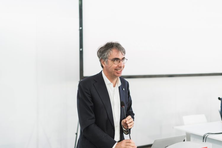 Riccardo Faccini in aula allo Young International Forum